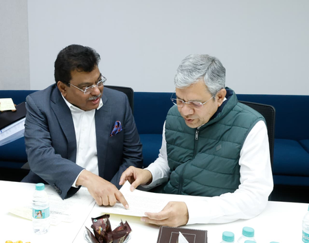 K’taka Minister meets Ashwini Vaishnaw, seeks approval for Vande Bharat Sleeper Express train