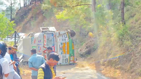Truck overturns in Uttarakhand’s Tehri district, traffic hit