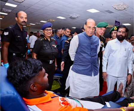 ರಕ್ಷಣಾ ಸಚಿವ ರಜನಾಥ್ ಸಿಂಗ್ ರಕ್ತದಾನಿಗಳಿಗೆ ನಮನ