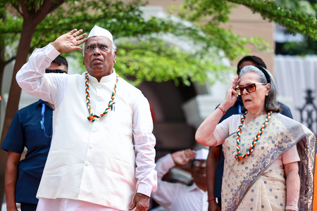 ವಂದೇ ಮಾತರಂ ವಿವಾದ: ಸೋನಿಯಾ ಗಾಂಧಿ ವಿರುದ್ಧ ಬಿಜೆಪಿ ನಾಯಕನ ದೂರು