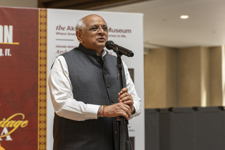 Gujarat CM hails ‘vibrant’ India at Akshardham
