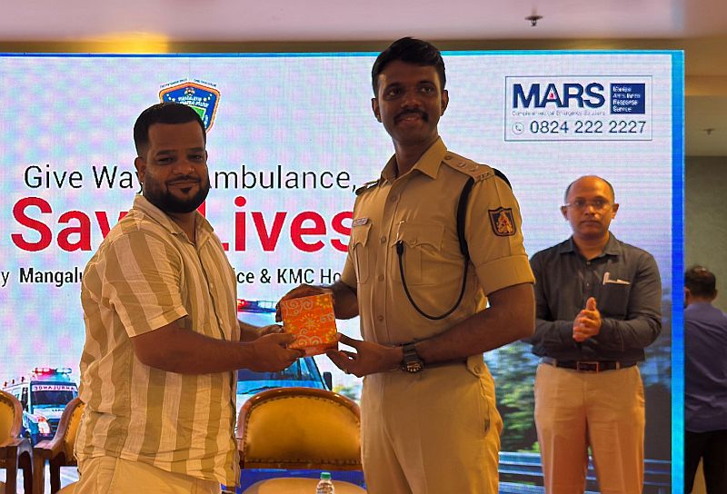 ಆಂಬ್ಯುಲೆನ್ಸ್ ಜಾಗೃತಿ ರ್ಯಾಲಿ: ಕೆಎಂಸಿ ಆಸ್ಪತ್ರೆ ಮತ್ತು ಸಂಚಾರ ಪೊಲೀಸರ ಜಂಟಿ ಕಾರ್ಯಕ್ರಮ