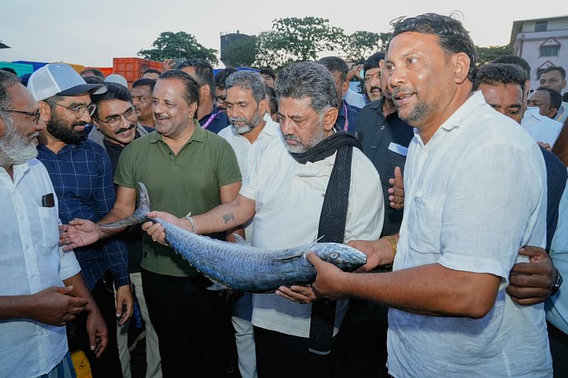 CM Shivakumar makes surprise early morning visit to Karnataka’s Mangaluru port; interacts with fishermen